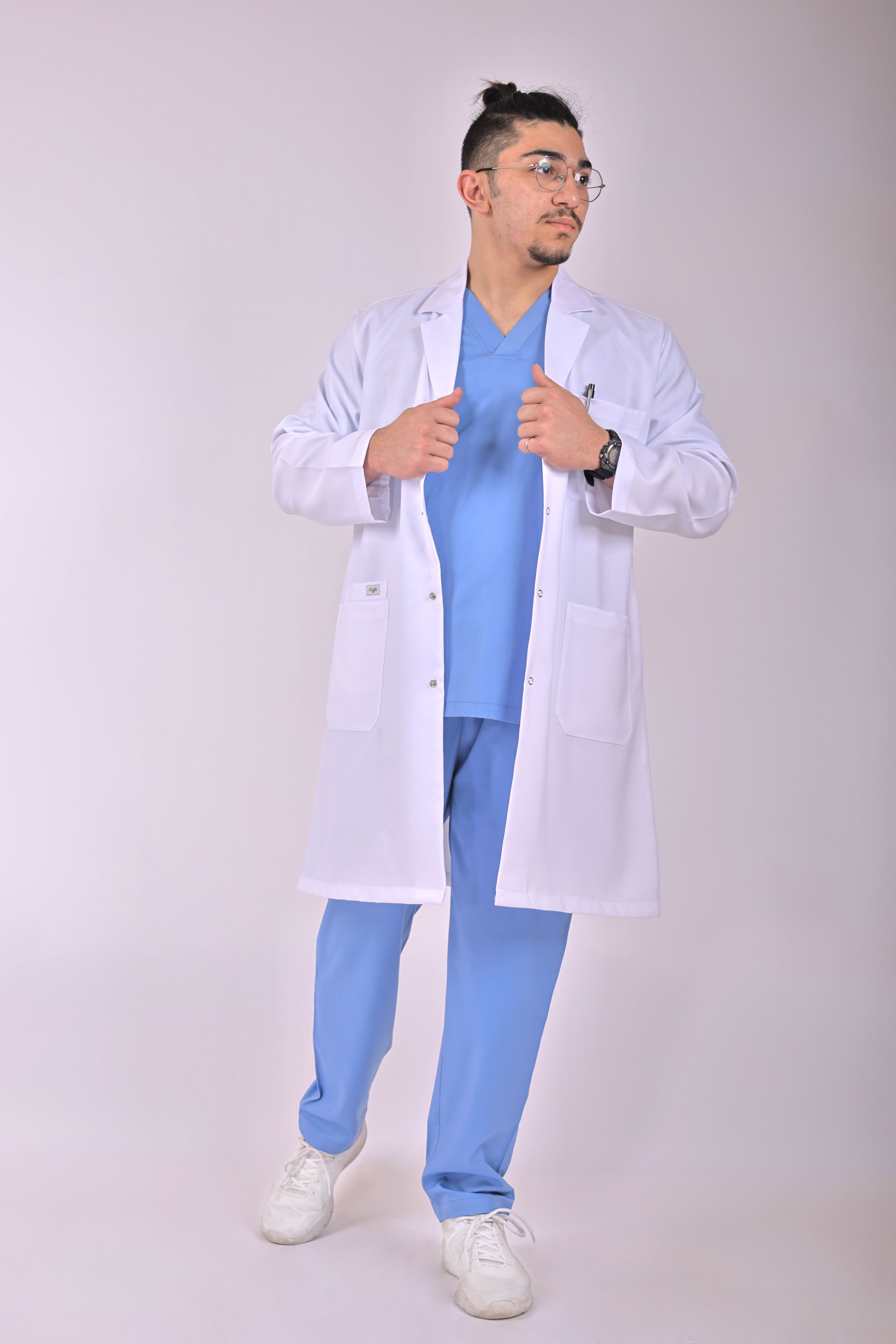 بالطو طبي أبيض من تنفيذ أناقة ونجاح